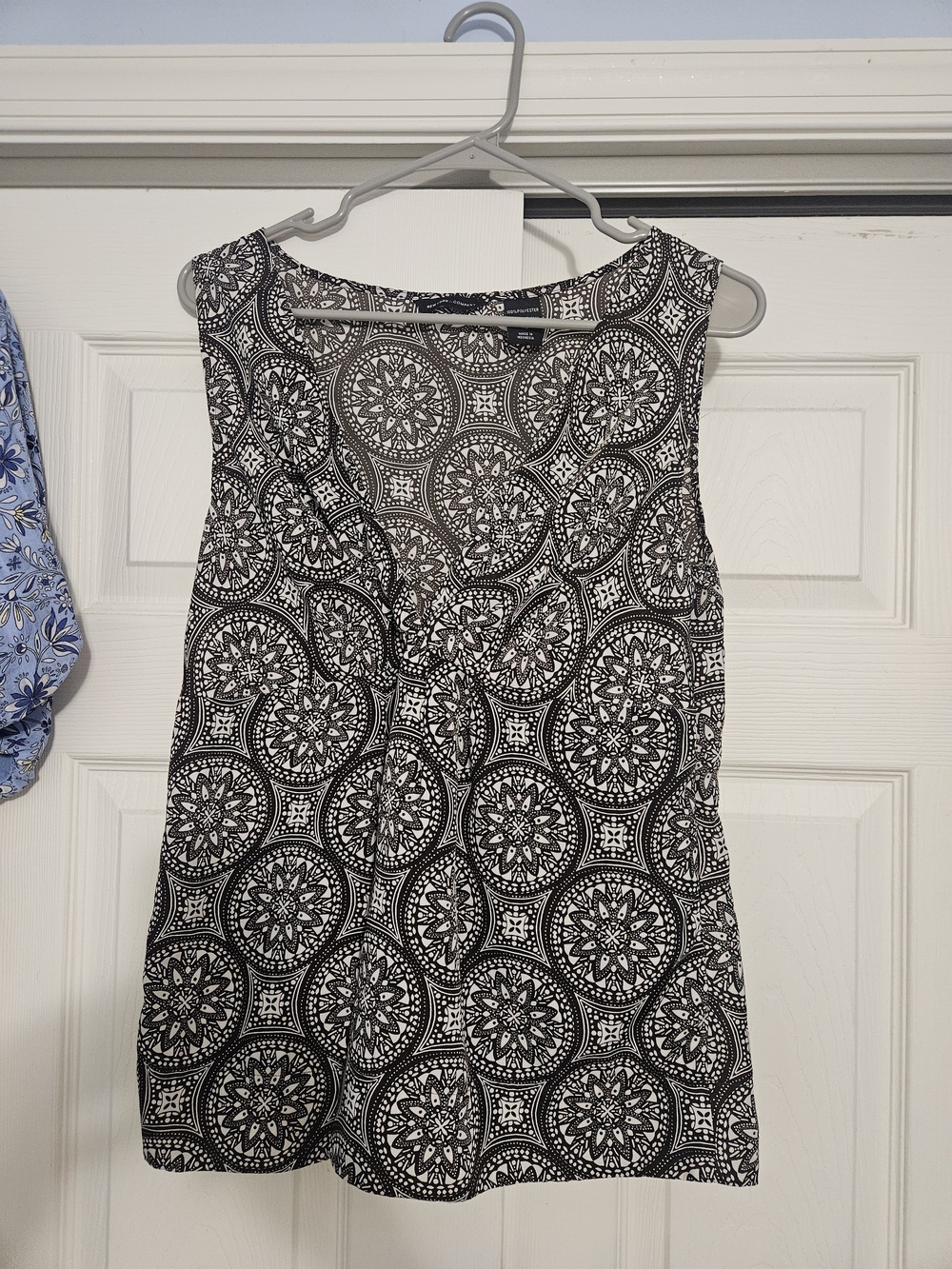 New York & Company Black and White Sleeveless Medallion Print Top